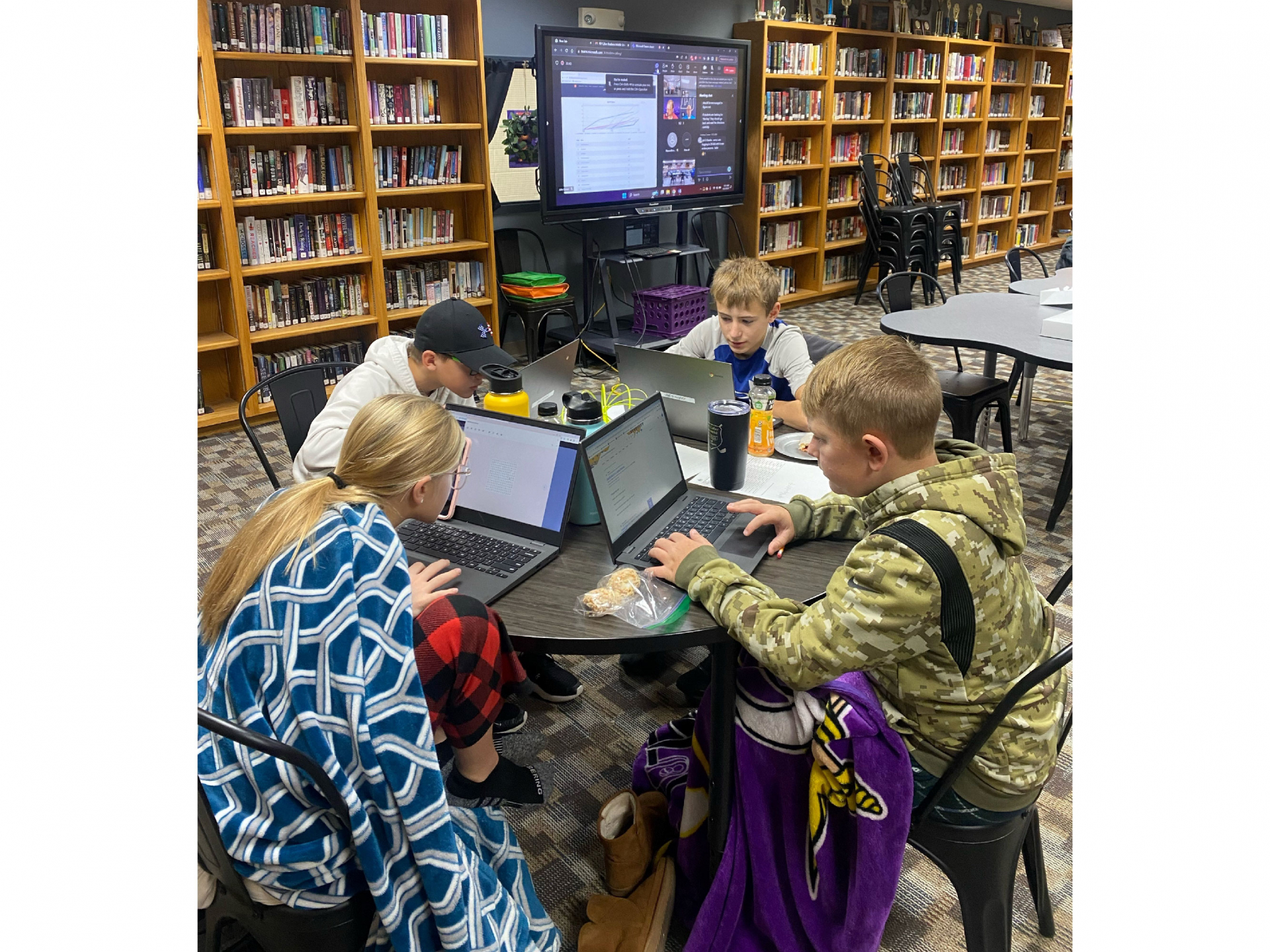 team working together during the virtual round